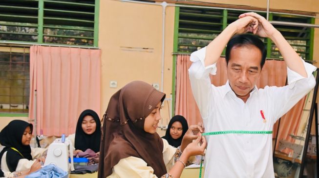 Grogi Minta Ampun! Minta Dibuatkan Baju, Siswi SMK di Jambi Ukur Tubuh Jokowi