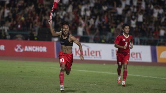 Pesepak bola Timnas Indonesia U-22 Beckham Putra Nugraha (kiri) berselebrasi usai mencetak gol ke gawang Thailand pada pertandingan final sepak bola SEA Games 2023 di National Olympic Stadium, Phnom Penh, Kamboja, Selasa (16/5/2023). Indonesia meraih medali emas usai memenangi pertandingan dengan skor 5-2. ANTARA FOTO/Muhammad Adimaja/rwa. 