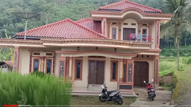 Viral, Rumah Mewah Satu-satunya di Pinggir Sawah Milik Pedagang Siomay