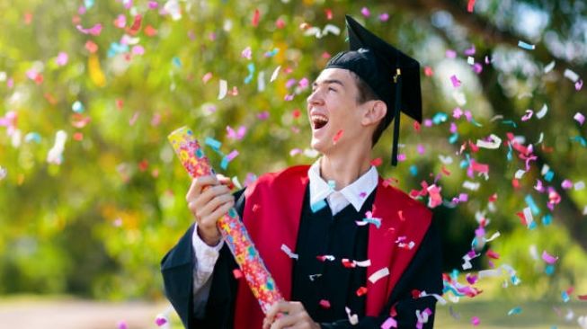 20 Caption Wisuda Bahasa Inggris, Penuh Doa dan Harapan Baik