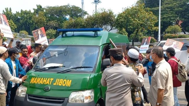 Mobil Tahanan yang Angkut Natalia Rusli Sempat Ditahan Massa yang Mengklaim dari Koalisi Mahasiswa Hukum Nusantara