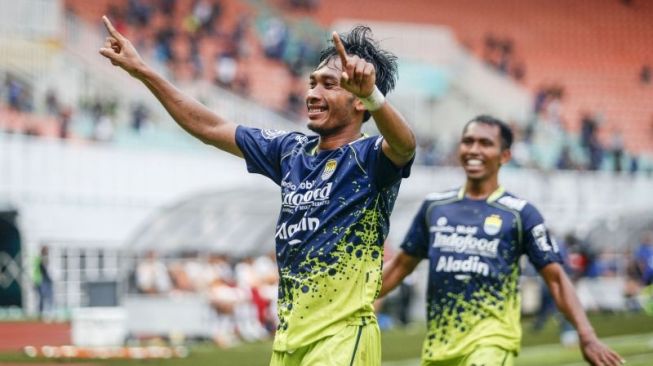 Pesepak bola Persib Bandung Robi Darwis (kiri) melakukan selebrasi setelah mencetak gol ke gawang Dewa United dalam pertandingan lanjutan BRI Liga 1 di Stadion Pakansari, Kabupaten Bogor, Jawa Barat, Senin (20/3/2023). Persib Bandung berhasil mengalahkan Dewa United dengan skor 2-1. ANTARA FOTO/Yulius Satria Wijaya/nym. (ANTARA FOTO/YULIUS SATRIA WIJAYA)