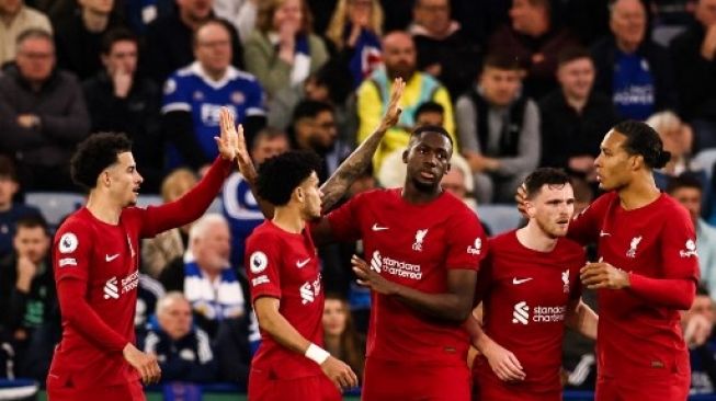 Para pemain Liverpool merayakan gol Curtis Jones (kiri) pada pertandingan sepak bola Liga Premier Inggris antara Leicester City dan Liverpool di Stadion King Power di Leicester, Inggris tengah pada 15 Mei 2023. Darren Staples/AFP