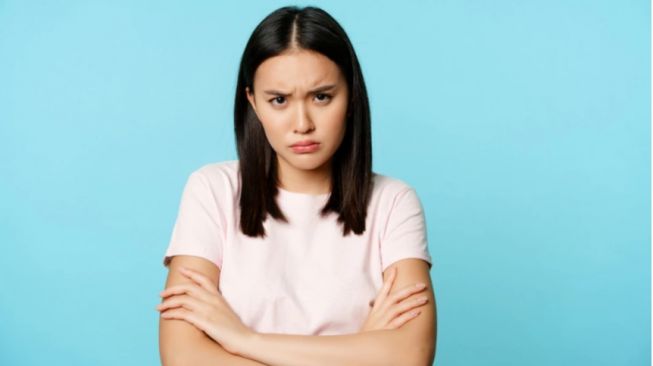 5 Tips Mengatasi Wanita yang sedang Badmood, Cari Tahu Penyebabnya!