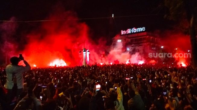 Kemeriahan Belasan Ribu Suporter di Solo Nonbar Timnas Indonesia U-22 di Depan Balai Kota Solo