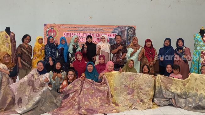 Yulvita Paramita Dewi saat memberikan pelatihan pembuatan ecoprint kepada komunitas ibu rumah tangga di Sleman, DI Yogyakarta pada Rabu (10/5/2023) (Ist)