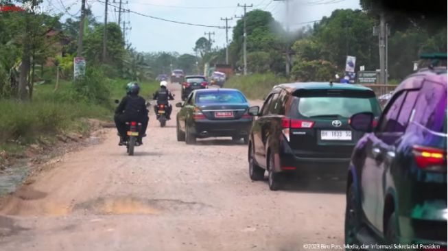 Iring-iringan mobil Presiden Jokowi saat menjajal jalan rusak di ruas jalan Kota Jambi-Sungai Gelam, Selasa (16/5/2023). (YouTube Sekretariat Presiden)