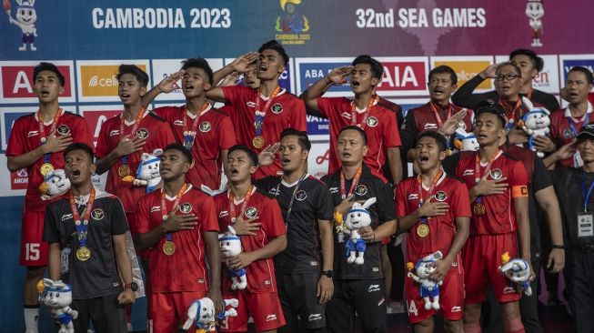 Fußballer der indonesischen U-22-Nationalmannschaft singen die Nationalhymne Indonesien Raya, nachdem sie am Dienstag (16.05.2023) im Nationalen Olympiastadion in Phnom Penh, Kambodscha, die Goldmedaille bei den SEA Games 2023 gewonnen haben.  Indonesien gewann eine Goldmedaille, nachdem es Thailand mit 5:2 besiegt hatte.  ZWISCHEN FOTOS/Muhammad Adimaja/rwa. 