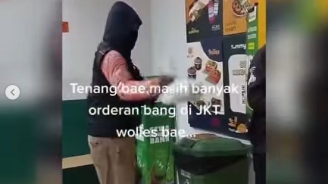 Emosi Gegara Lama Dilayani, Driver Ojol Buang Orderan Makanan ke Tong Sampah: Orang Sombong
