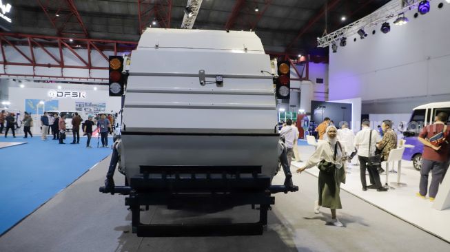 Penampakan bagian belakang truk listrik Aquila milik PT Mobil Anak Bangsa (MAB) yang dipamerkan pada Periklindo Electric Vehicle Show (PEVS) 2023 di JIExpo Kemayoran, Jakarta, Rabu (17/5/2023). [Suara.com/Alfian Winanto]