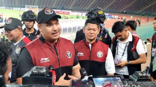 Menpora Dito Ariotedjo deu uma declaração após a seleção indonésia conquistar o ouro nos Jogos SEA de 2023 no Estádio Olímpico de Phnom Penh, Camboja, terça-feira (16/5/2023).  ANTARA/Bayu Kuncahyo