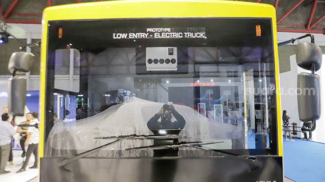 Penampakan truk listrik Aquila milik PT Mobil Anak Bangsa (MAB) yang dipamerkan pada Periklindo Electric Vehicle Show (PEVS) 2023 di JIExpo Kemayoran, Jakarta, Rabu (17/5/2023). [Suara.com/Alfian Winanto]