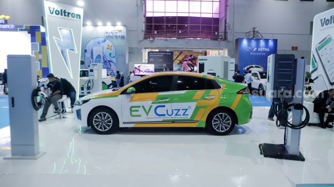 Pengunjung mengamati mobil listrik Voltron EVCuzz yang dipamerkan pada Periklindo Electric Vehicle Show (PEVS) 2023 di JIExpo Kemayoran, Jakarta, Rabu (17/5/2023). [Suara.com/Alfian Winanto]