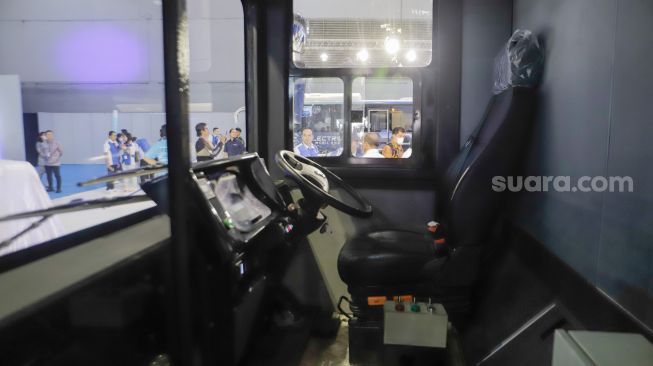 Penampakan kabin pengemudi truk listrik Aquila milik PT Mobil Anak Bangsa (MAB) yang dipamerkan pada Periklindo Electric Vehicle Show (PEVS) 2023 di JIExpo Kemayoran, Jakarta, Rabu (17/5/2023). [Suara.com/Alfian Winanto]