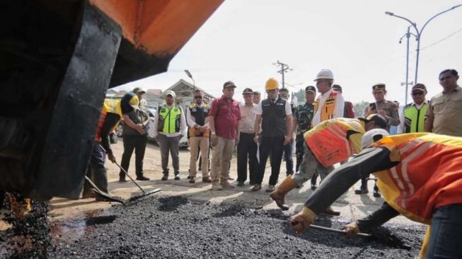 Ridwan Kamil Inspeksi Pengaspalan Jalan Provinsi di Bandung Barat