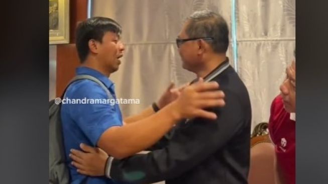 Sambil Nangis-nangis, Ofisial Thailand Datangi Kombes Sumardji Meminta Maaf, Netizen: Takut Dipenjara