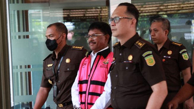 Menteri Komunikasi dan Informatika Johnny G Plate berjalan menuju mobil tahanan usai ditetapkan senbagai tersangka korupsi proyek BTS di Kejaksaan Agung (Kejagung), Jakarta, Rabu (17/5/2023). [ANTARA FOTO/Reno Esnir].