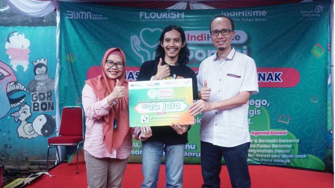 Berbagi Keceriaan Bersama Anak - anak, IndiHome Sukseskan Donasi 1000 Buku bagi Taman Baca Melego