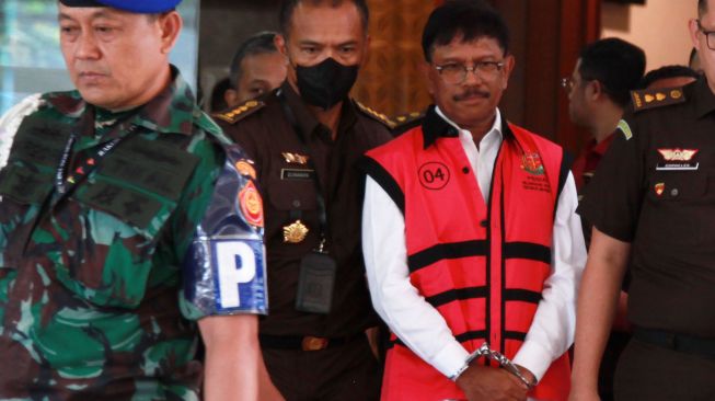 Menteri Komunikasi dan Informatika Johnny G Plate berjalan menuju mobil tahanan usai ditetapkan sebagai tersangka korupsi proyek BTS di Kejaksaan Agung (Kejagung), Jakarta, Rabu (17/5/2023). [ANTARA FOTO/Reno Esnir].