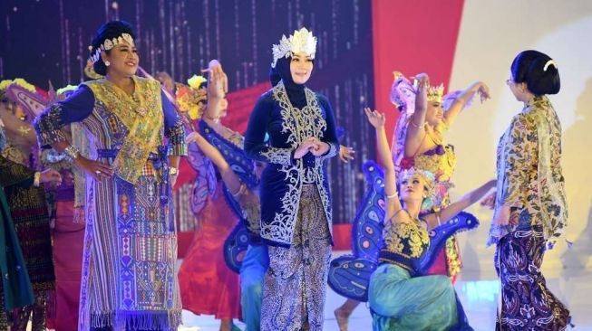 Atalia Ridwan Kamil Ikut Fashion Show dalam Perayaan HUT Dekranas