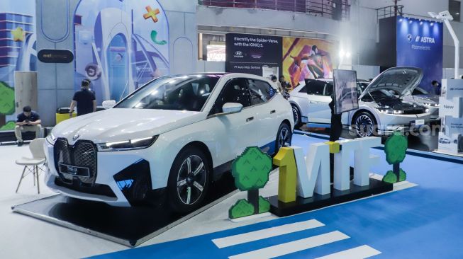 Pengunjung mengamati mobil listrik yang dipamerkan pada Periklindo Electric Vehicle Show (PEVS) 2023 di JIExpo Kemayoran, Jakarta, Rabu (17/5/2023). [Suara.com/Alfian Winanto]