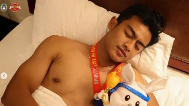 Foto-foto Pemain Timnas Indonesia Tidur Tanpa Baju Berkalung Medali Emas SEA Games 2023