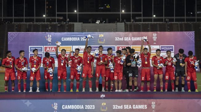 Pesepak bola Timnas Indonesia U-22 berpose dengan medali emas SEA Games 2023 di National Olympic Stadium, Phnom Penh, Kamboja, Selasa (16/5/2023). Indonesia berhasil meraih medali emas usai mengalahkan Thailand 5-2. ANTARA FOTO/Muhammad Adimaja/rwa.