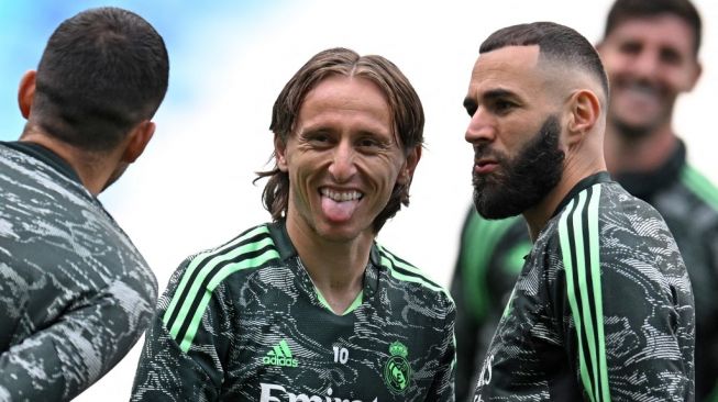 Gelandang Real Madrid, Luka Modric melakoni sesi latihan jelang laga semifinal Liga Champions kontra Manchester City di Stadion Etihad, Manchester, Inggris. [Oli SCARFF / AFP]