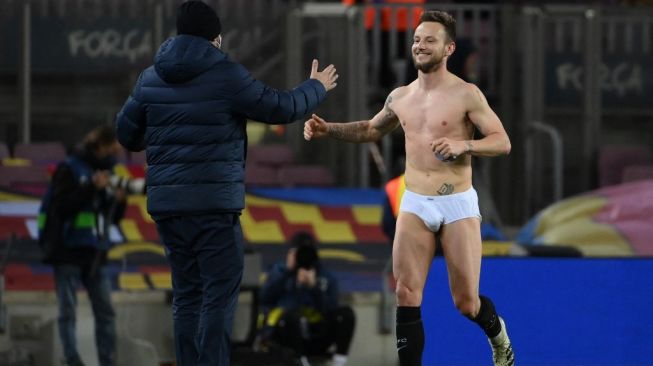 Gelandang Sevilla, Ivan Rakitic (kanan). [LLUIS GENE / AFP]