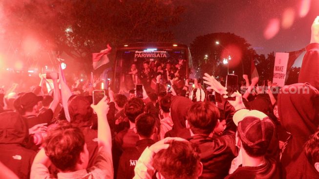 Gabungan suporter timnas Indonesia menunggu untuk menyambut kedatangan pesepak bola timnas Indonesia di Jalan Asia-Afrika, Senayan, Jakarta, Kamis (18/5/2023). [Suara.com/Alfian Winanto]