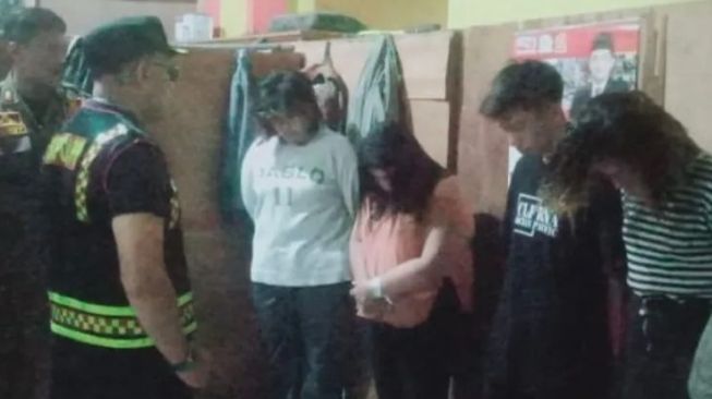 Satpol PP Agam Ciduk Pasangan Ilegal hingga Artis Sawer, Seorang Waria Juga Terjaring Razia