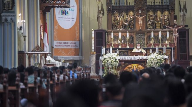 Romo Hani Rudi Hartoko memimpin misa perayaan Kenaikan Isa Almasih di Gereja Katedral, Jakarta, Kamis (18/5/2023). [ANTARA FOTO/Galih Pradipta]