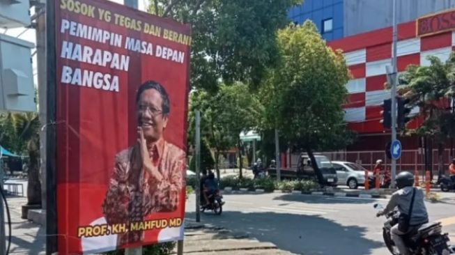Baliho Mahfud MD Bertebaran di Sejumlah Titik Kota Surabaya, Maju Cawapres?