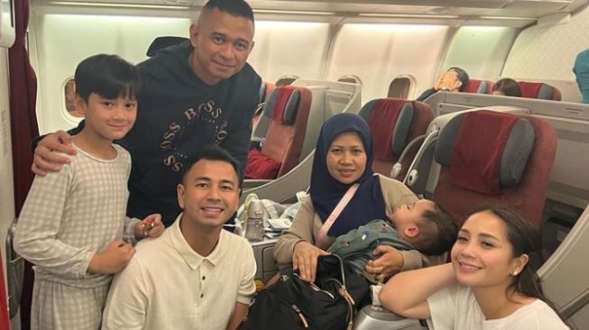 Raffi Ahmad Pilih Jongkok Saat Foto Bareng Sus Rini Auto Banjir Pujian: Bosnya Jadi Dayang-dayang