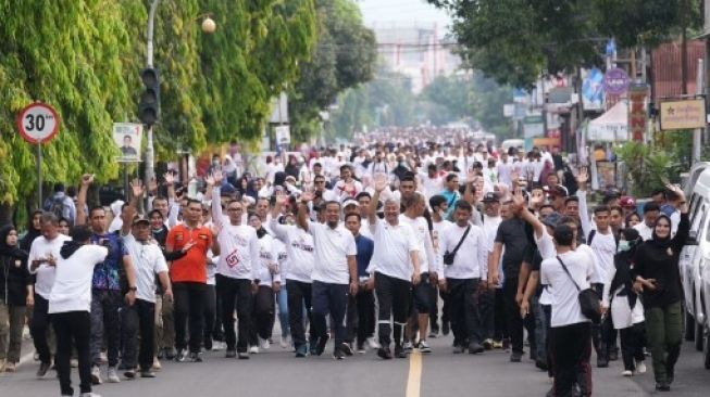 Gubernur Sulsel Andi Sudirman Jalan Anti Mager Bersama 30 Ribu Masyarakat di Pinrang