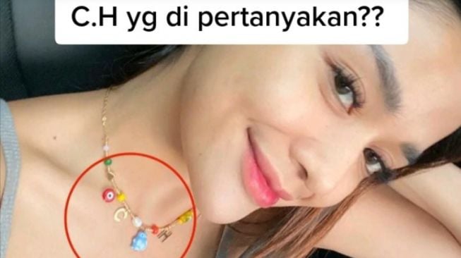 Andi Annisa mengenakan kalung dengan insial CH. (TikTok/ @noraapryn)