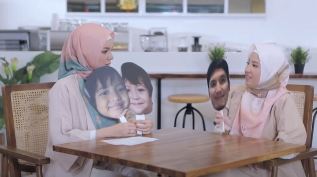 Jawaban Natasha Rizki ketika disuruh memilih suami atau anak. (YouTube/ WardahBeauty)