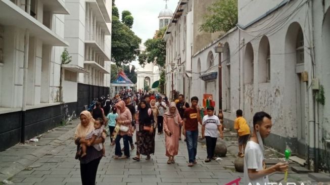 Ribuan Pengunjung Padati Kawasan Kota Tua di Hari Libur Perayaan Kenaikan Isa Al Masih