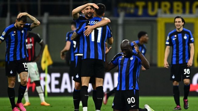 Para pemain Inter Milan merayakan kelolosan ke final Liga Champions 2022/2023. [GABRIEL BOUYS / AFP]