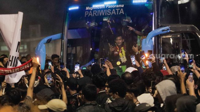 Gabungan suporter timnas Indonesia menunggu untuk menyambut kedatangan pesepak bola timnas Indonesia di Jalan Asia-Afrika, Senayan, Jakarta, Kamis (18/5/2023). [Suara.com/Alfian Winanto]