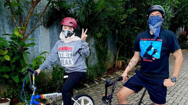 Perjalanan Cinta Desta dan Natasha Rizky (Instagram/@desta80s)