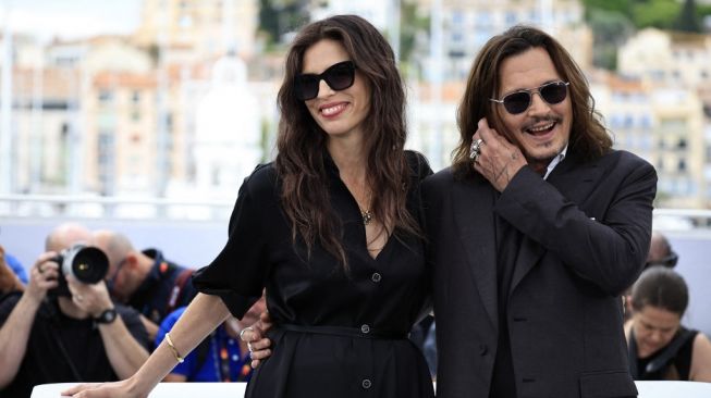 Johnny Depp with French actress and director Maiwenn at the Cannes Film Festival in France on May 17, 2023. [Valery HACHE / AFP]