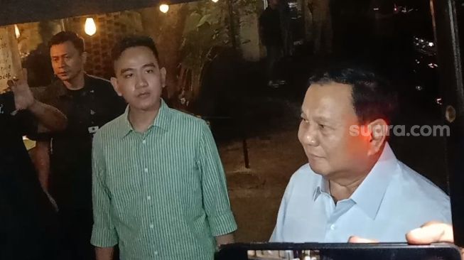 Ketua Umum Partai Gerindra, Prabowo Subianto mengelar pertemuan dengan politisi PDIP sekaligus Wali Kota Solo Gibran Rakabuming Raka di salah satu angkringan di daerah Jajar, Laweyan, Jumat (19/5/2023) malam. [Suara.com/Ari Welianto]