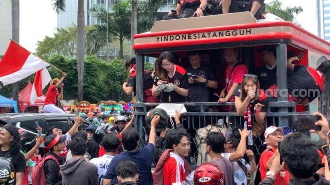 Membludak di Bundaran HI, Warga Saling Berebut Minta Tanda Tangan Rombongan Atlet Sea Games