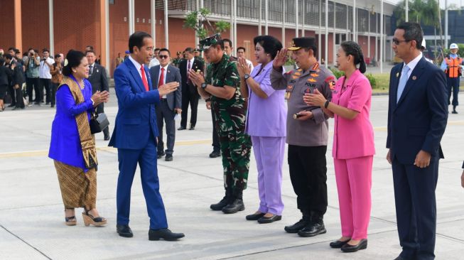 Presiden Joko Widodo atau Jokowi dan Iriana Jokowi sebelum berangkat ke Jepang dari Pangkalan TNI AU Halim Perdanakusuma, Jakarta, Jumat (19/5/2023). (Lukas - Biro Pers Sekretariat Presiden)