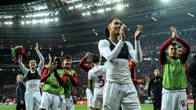 Para pemain AS Roma melakukan selebrasi setelah pertandingan leg kedua semifinal Liga Eropa 2022-2023 antara Bayer Leverkusen vs AS Roma di Leverkusen, pada 18 Mei 2023. INA FASSBENDER/AFP.