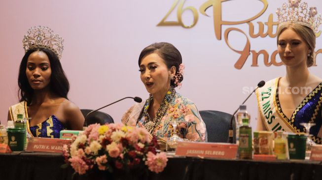 Miss Supranational 2022 Lalela Mswane (kiri), Ketua Dewan Penasehat Yayasan Puteri Indonesia Putri Kuswisnu Wardani (tengah) dan Miss International 2022 Jasmin Selberg (kanan) saat konferensi pers Grand Final Puteri Indonesia 2023 di JCC Senayan, Jakarta, Jumat (19/5/2023). [Suara.com/Alfian Winanto]