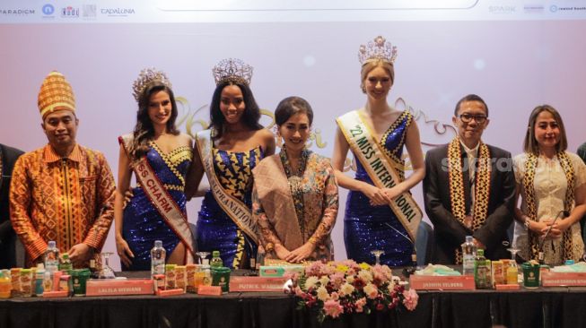 Miss Charm 2023 Luma Russo (kedua kiri), Miss Supranational 2022 Lalela Mswane (ketiga kiri), Ketua Dewan Penasehat Yayasan Puteri Indonesia Putri Kuswisnu Wardani (tengah) dan Miss International 2022 Jasmin Selberg (ketiga kanan) saat konferensi pers Grand Final Puteri Indonesia 2023 di JCC Senayan, Jakarta, Jumat (19/5/2023). [Suara.com/Alfian Winanto]