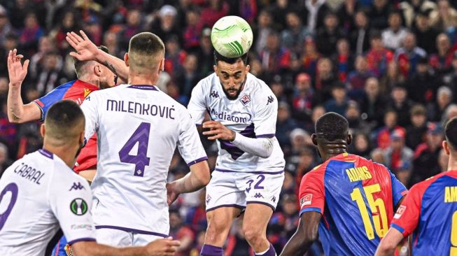 Saking Tegangnya, Fan Kena Serangan Jantung di Laga Basel vs Fiorentina