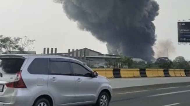 Pabrik Plastik di Kalideres Terbakar, 75 Personel Damkar Meluncur ke Lokasi